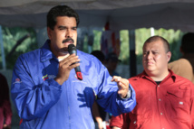 Nicolás Maduro, a la izquierda