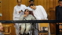 Mubarak y sus hijos, en el tribunal.