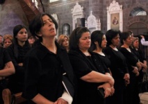 Mujeres cristianas en misa en la iglesia As Saitun, en Damasco.