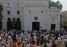 Una multitud ante la iglesia donde se produjo el ataque