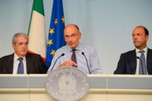 Enrico Letta-centro-y Angelino Alfano-derecha-.