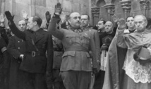 Franco-en el centro-con algunos militares y un obispo