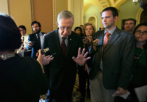 El senador demócrata Harry Reid, en el centro.