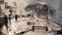 Manifestantes luchan contra policías en Egipto Manifestantes luchan contra policías en Egipto
