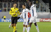 Yaya Touré hablando con el árbitro