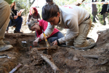 Unos investigadores voluntarios en una fosa de víctimas del franquismo