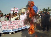 Manifestantes contra los ataques y bombardeos de Estados Unidos en Pakistán