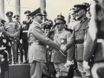 Hitler, dándole la mano a Queipo de Llano