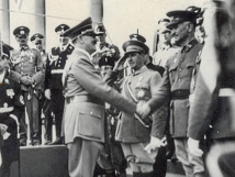Hitler, dándole la mano a Queipo de Llano Hitler, dándole la mano a Queipo de Llano