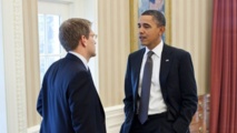 Barak Obama, a la derecha, hablando con el portavoz de la casa blanca, Jim Carney Barak Obama, a la derecha, hablando con el portavoz de la casa blanca, Jim Carney
