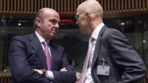 El ministro de economía español, De Guindos, a la izquierda. El ministro de economía español, De Guindos, a la izquierda.