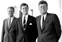 Los hermanos Kennedy, John, a la derecha.