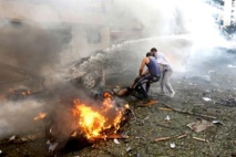 Dos libaneses retiran un cadáver Dos libaneses retiran un cadáver