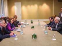 Los negociadores en la mesa. Los negociadores en la mesa.