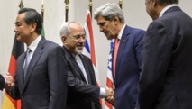 Muhamad Javad Zarif-centro-dándole la mano a John Kerry-derecha