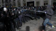 Un manifestante golpea a los policías con una cadena, en Ucrania