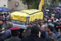 Miembros del partido de dios llevan el cuerpo de Hasan Lakis en Balbek, Líbano. Miembros del partido de dios llevan el cuerpo de Hasan Lakis en Balbek, Líbano.