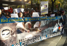 Víctimas del franquismo y familiares pidiendo que se juzguen los crímenes de la dictadura Víctimas del franquismo y familiares pidiendo que se juzguen los crímenes de la dictadura