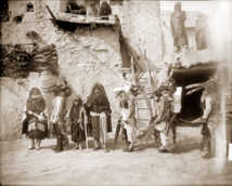 Miembros de la tribu, con las máscaras Miembros de la tribu, con las máscaras