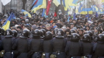 Policías y manifestantes en Ucrania