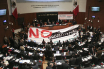 Protestas contra la privatización en el senado mexicano Protestas contra la privatización en el senado mexicano