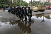 Policías cerca de la universidad del Cairo.