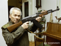 Mijail Kaláshnikov, con su famoso fusil AK-47