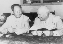 Mao Zedong-izquierda-y Nikita Jruschev, en 1958 en Pekín.