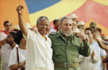 Nelson Mandela-izquierda-y Fidel Castro