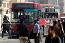 El autobús donde ha explotado una bomba, en El Cairo