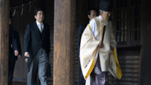 Shinzo Abe-izquierda-en Yasukuni