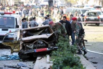 Soldados libaneses mirando un coche en el lugar de la explosión Soldados libaneses mirando un coche en el lugar de la explosión
