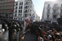 Manifestantes contrarios al gobierno y policías en Túnez Manifestantes contrarios al gobierno y policías en Túnez