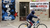 Un ciclista pasa ante pintadas independentistas vascas