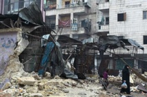 Una mujer camina en Alepo Una mujer camina en Alepo