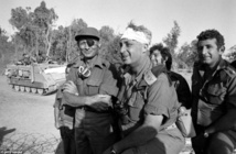 Ariel Sharon-centro-con Moshe Dayan-izquierda-