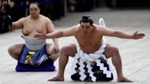 Los luchadores de sumo saludan a los dioses