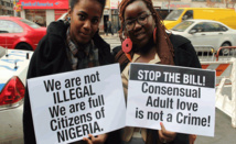 Dos nigerianas protestan contra la nueva ley Dos nigerianas protestan contra la nueva ley