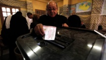 Un egipcio vota en el referéndum Un egipcio vota en el referéndum