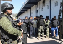 Soldados y policías en Apatzingán, en el estado de Michoacán, México