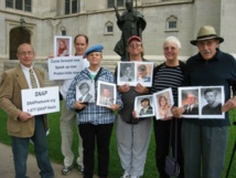 Miembros de SNAP muestran fotos de cuando eran niños y sufrieron abusos de sacerdotes católicos. Miembros de SNAP muestran fotos de cuando eran niños y sufrieron abusos de sacerdotes católicos.