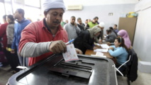 Un hombre vota en el referéndum