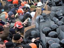 Policías y manifestantes en Ucrania