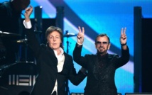 Paul McCartney-izquierda-y Ringo Starr, en la ceremonia en Los Ángeles