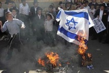 Miembros de Neturei Karta quemando una bandera israelí