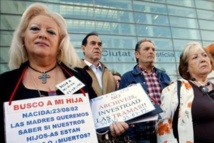 Una madre que busca a su hija, que fue robada. Una madre que busca a su hija, que fue robada.