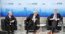 Mohamad Javad Zarif, en el centro, en Munich Mohamad Javad Zarif, en el centro, en Munich