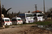 Los vehículos que sacan a civiles de Homs.