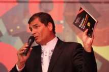 Rafael Correa, con su libro Rafael Correa, con su libro