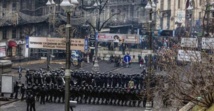 Policías y manifestantes en Kiev.